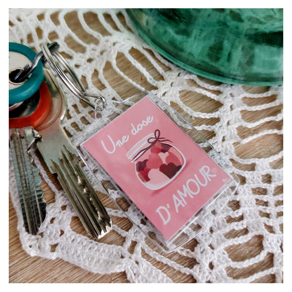 Porte-clé Une dose d’amour – Illustration douce et positive – Image 2