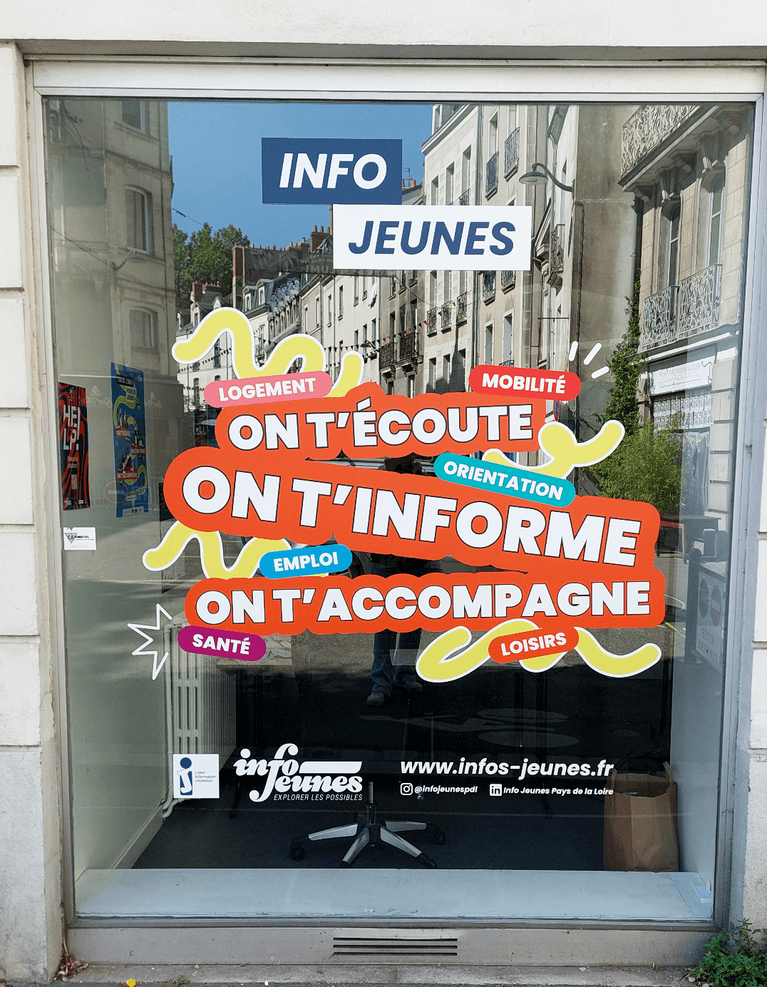 Marquage vitrine – Info Jeunes Pays de la Loire : déclinaison graphique et pose d’adhésifs sur 4 vitrines à Nantes